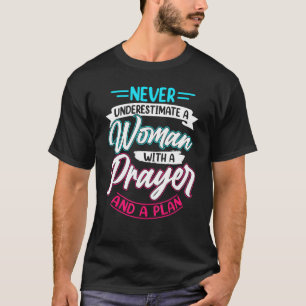 Onderschat nooit een vrouw met een gebed Christia T-shirt