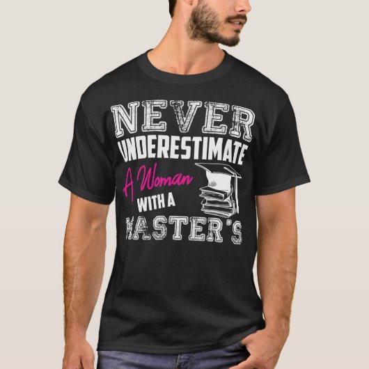 Onderschat nooit een vrouw met een mastergraad t-shirt (Voorkant)