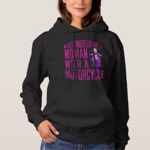 Onderschat nooit een vrouw met een motorfiets A Hoodie