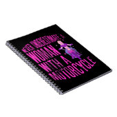 Onderschat nooit een vrouw met een motorfiets A Notitieboek (Rechterzijde)