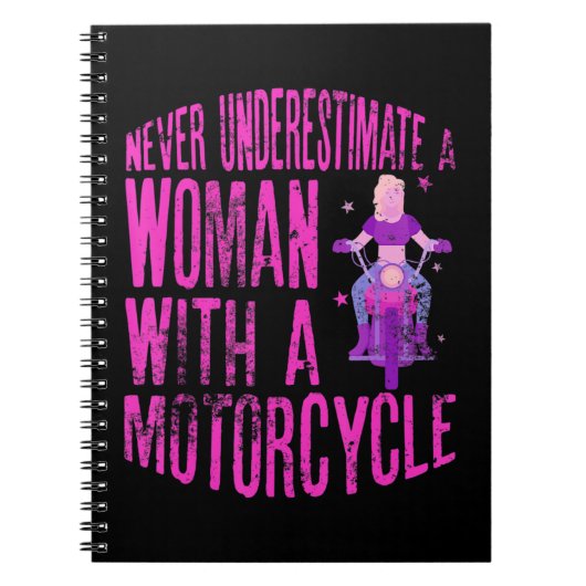 Onderschat nooit een vrouw met een motorfiets A Notitieboek (Voorkant)