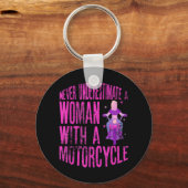 Onderschat nooit een vrouw met een motorfiets A Sleutelhanger (Voorkant)