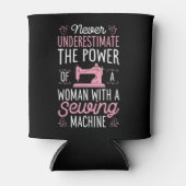 Onderschat nooit een vrouw met een naaimachine blikjeskoeler (Voorkant)