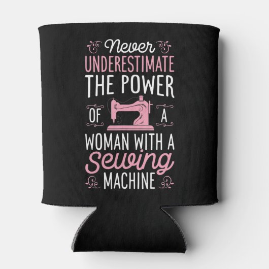 Onderschat nooit een vrouw met een naaimachine blikjeskoeler (Achterkant)