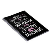 Onderschat nooit een vrouw met een naaimachine notitieboek (Rechterzijde)
