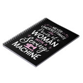 Onderschat nooit een vrouw met een naaimachine notitieboek (Linkerzijde)