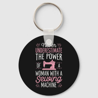 Onderschat nooit een vrouw met een naaimachine sleutelhanger