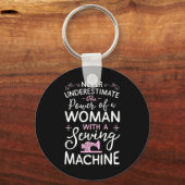 Onderschat nooit een vrouw met een naaimachine sleutelhanger (Voorkant)