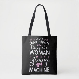 Onderschat nooit een vrouw met een naaimachine tote bag