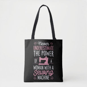 Onderschat nooit een vrouw met een naaimachine tote bag