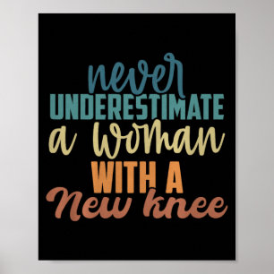 Onderschat Nooit Een Vrouw Met Een Nieuwe Knieprot Poster