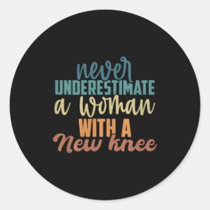 Onderschat Nooit Een Vrouw Met Een Nieuwe Knieprot Ronde Sticker