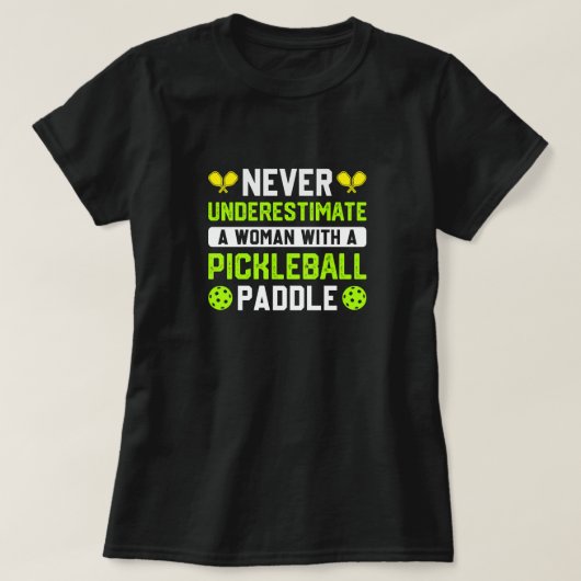 Onderschat nooit een vrouw met een pickleball t-shirt (Design voorkant)