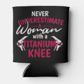 Onderschat nooit een vrouw met een titaanknie S Blikjeskoeler (Voorkant)