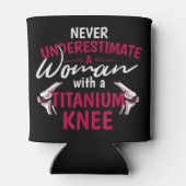Onderschat nooit een vrouw met een titaanknie S Blikjeskoeler (Achterkant)