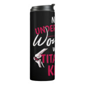Onderschat nooit een vrouw met een titaanknie S Thermosbeker (Gedraaid links)