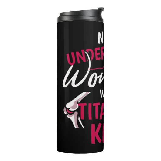 Onderschat nooit een vrouw met een titaanknie S Thermosbeker (Gedraaid links)