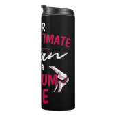 Onderschat nooit een vrouw met een titaanknie S Thermosbeker (Geroteerd rechts)