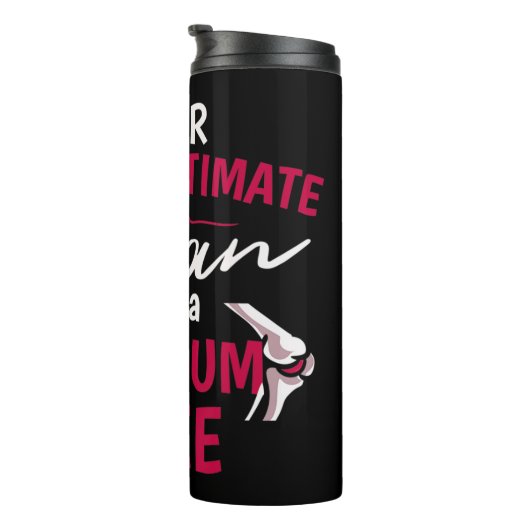 Onderschat nooit een vrouw met een titaanknie S Thermosbeker (Geroteerd rechts)