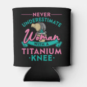 Onderschat nooit een vrouw met een titaanknie T Blikjeskoeler (Achterkant)
