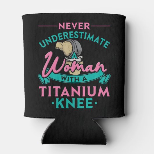 Onderschat nooit een vrouw met een titaanknie T Blikjeskoeler (Achterkant)