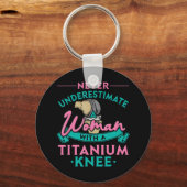 Onderschat nooit een vrouw met een titaanknie T Sleutelhanger (Voorkant)