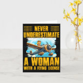 Onderschat nooit een vrouw met een vliegbrevet kaart (Gele Bloem)