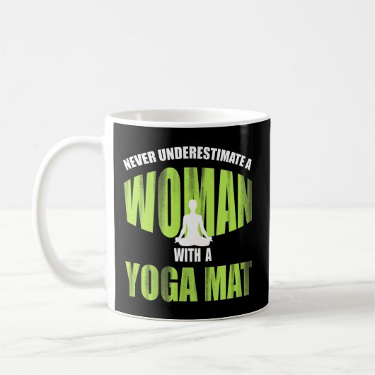 Onderschat nooit een vrouw met een Yoga Mat_ Funny Koffiemok (Links)