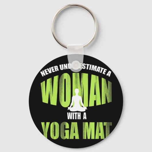 Onderschat nooit een vrouw met een Yoga Mat_ Funny Sleutelhanger (Voorkant)