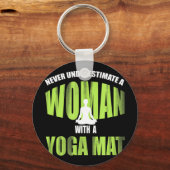 Onderschat nooit een vrouw met een Yoga Mat_ Funny Sleutelhanger (Voorkant)