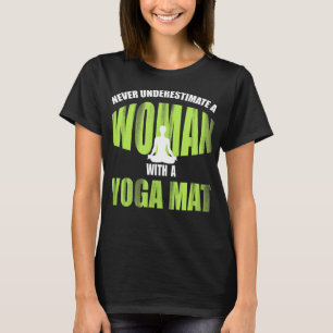 Onderschat nooit een vrouw met een Yoga Mat_ Funny T-shirt