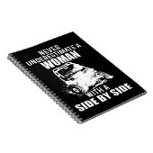 Onderschat nooit een vrouw met naast elkaar notitieboek (Rechterzijde)