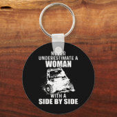 Onderschat nooit een vrouw met naast elkaar sleutelhanger (Voorkant)