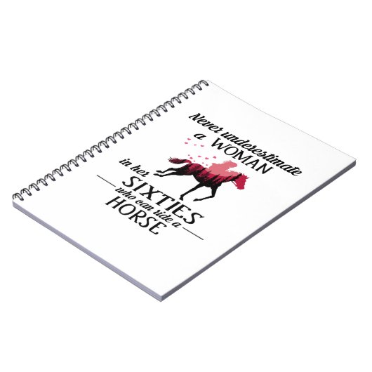 Onderschat nooit een vrouwelijk rijpaard in zestig notitieboek (Linkerzijde)