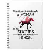 Onderschat nooit een vrouwelijk rijpaard in zestig notitieboek (Voorkant)