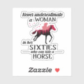 Onderschat nooit een vrouwelijk rijpaard in zestig sticker (Vel)