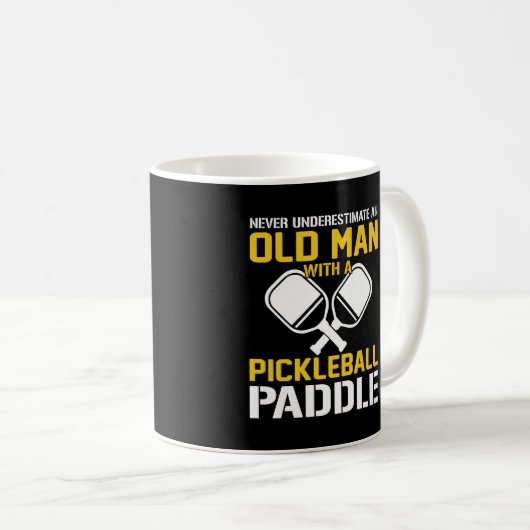 Onderschat nooit en oud Man met een Pickleball Koffiemok (Voorkant rechts)