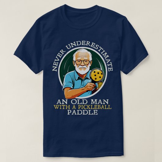 Onderschat nooit en oud Man met een Pickleball T-shirt (Design voorkant)