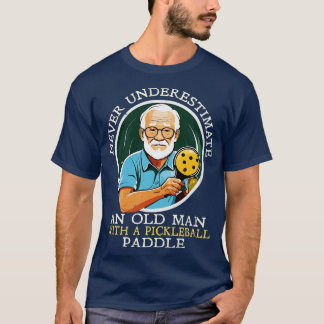Onderschat nooit en oud Man met een Pickleball T-shirt