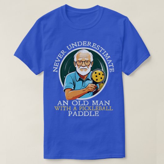 Onderschat nooit en oud Man met een Pickleball T-shirt (Design voorkant)