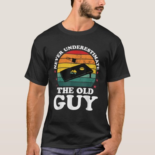 Onderschat nooit grappige Cornhole-speler mannen T-shirt (Voorkant)