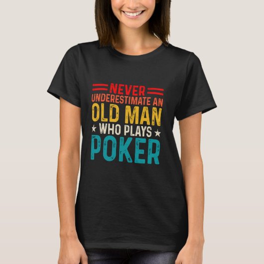 Onderschat nooit het oude man dat poker speelt t-shirt (Voorkant)