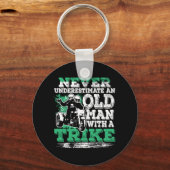 Onderschat nooit het oude Man met een tegel Sleutelhanger (Voorkant)