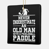 Onderschat nooit het oude Man Pickleball Kerstbal Keramisch Ornament (Links)