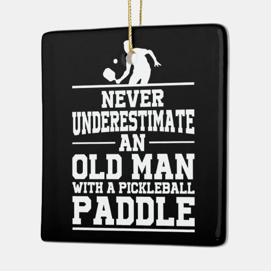 Onderschat nooit het oude Man Pickleball Kerstbal Keramisch Ornament (Links)