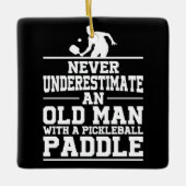 Onderschat nooit het oude Man Pickleball Kerstbal Keramisch Ornament (Voorkant)