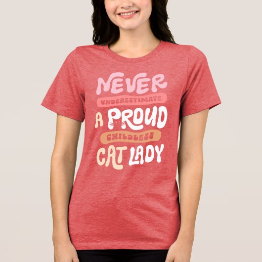 Onderschat nooit kinderloze Cat Lady Pride Tri-Blend Shirt (Voorkant)