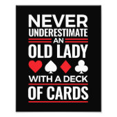 Onderschat nooit Old Lady Deck van Kaart Bridge Foto Afdruk (Voorkant)