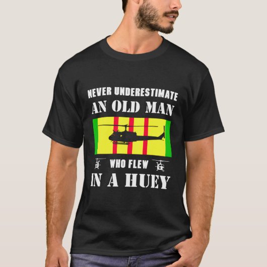 Onderschat nooit oud Man dat in Huey Vietn vloog T-shirt (Voorkant)