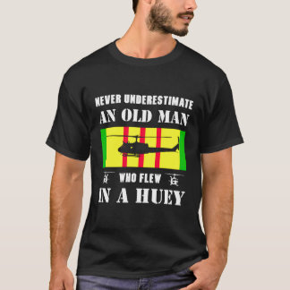 Onderschat nooit oud Man dat in Huey Vietn vloog T-shirt